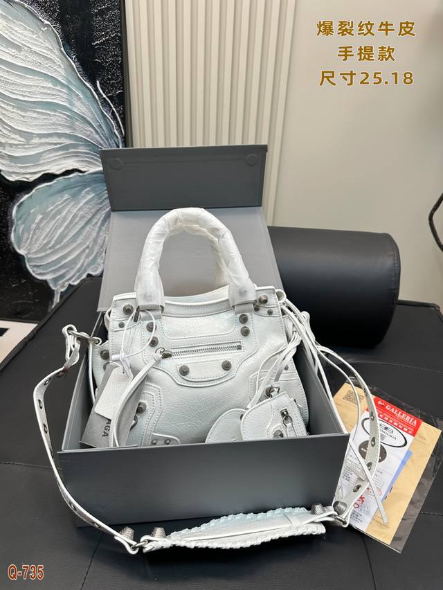 p340尺寸25.18 巴黎世家 Neocagole手提款机车包，爆裂纹牛皮 铆钉款如图所见嘎嘎New，皮质很有光泽，无磨损，没有任何瑕疵，上身又酷又飒 有尘袋