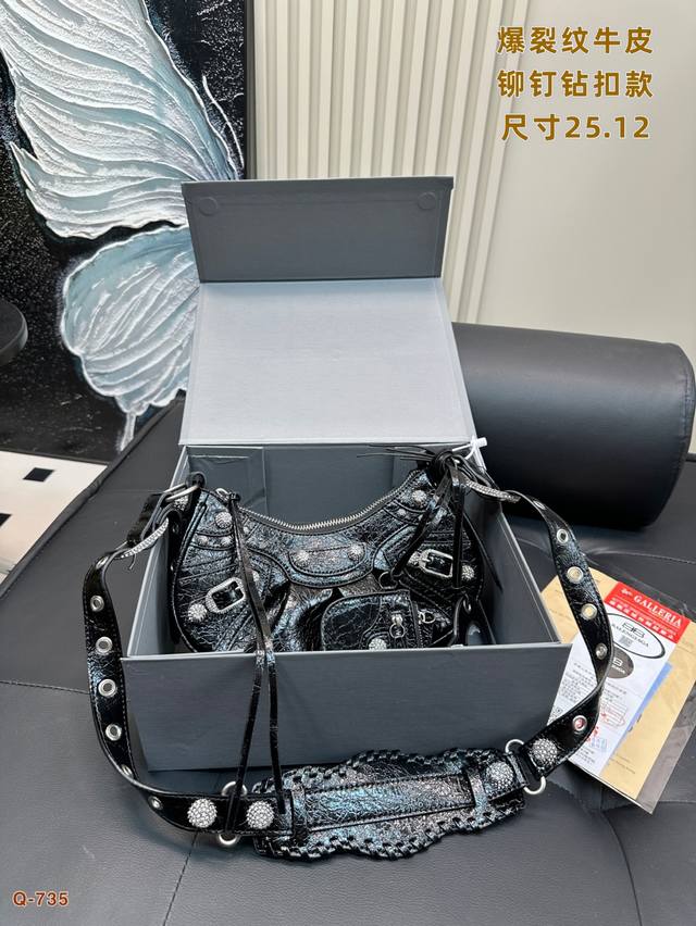 p330 配折叠盒 巴黎世家机车包 腋下包 铆钉钻扣款爆裂纹牛皮材质 全新Essex肩背包，首次亮相于冬季24系列发布秀，采用人造特殊皮革与特别材质金属配件制作