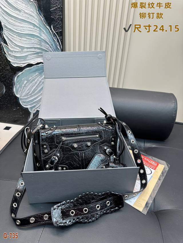 p320尺寸24.15配折叠盒 巴黎世家 Neocagole机车包邮差包，爆裂纹牛皮 铆钉款如图所见嘎嘎New，皮质很有光泽，无磨损，没有任何瑕疵，上身又酷又飒