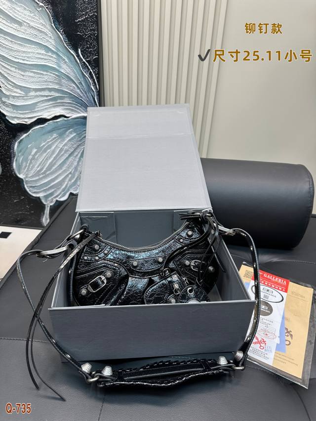 p270P290 配折叠盒 巴黎世家机车包 腋下包 铆钉款 全新Essex肩背包,首次亮相于冬季24系列发布秀,采用人造特殊皮革与特别材质金属配件制作而成,正面 p270P290 配折叠盒 巴黎世家机车包 腋下包 铆钉款 全新Essex肩背包,首次亮相于冬季24系列发布秀,采用人造特殊皮革与特别材质金属配件制作而成,正面