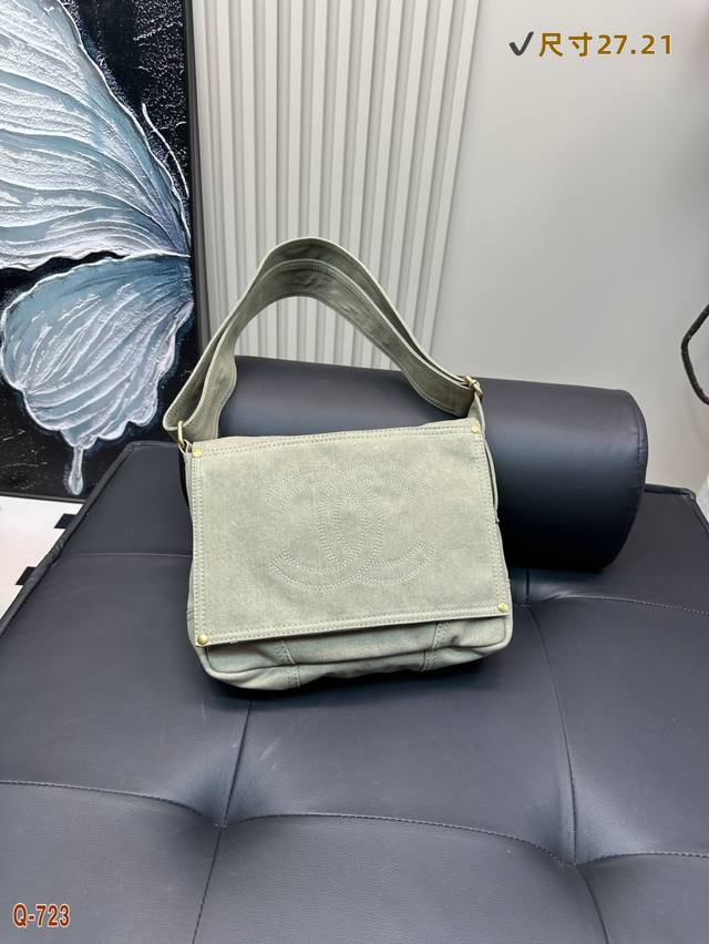 p200 香奈儿Chanel 慵懒风购物袋 独家实拍新品水洗牛仔邮差包 购物袋°大香香 专柜热销爆款新面料，柔软舒适，质量超赞 喜欢的美妞抓紧自留啦 搭配秋装特