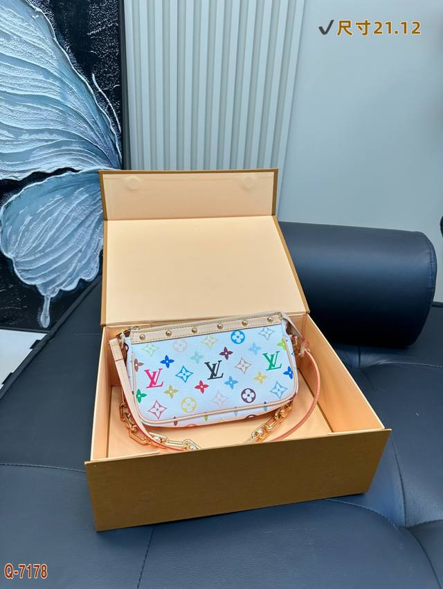 p210配折叠盒 lv村上隆中古大麻将包牛皮版本原版五金 爆山的麻将包应该不用过多介绍吧！ 就冲它的颜值和实用性，完全配得上它断货王和涨价小天才的称号~ 可腋下