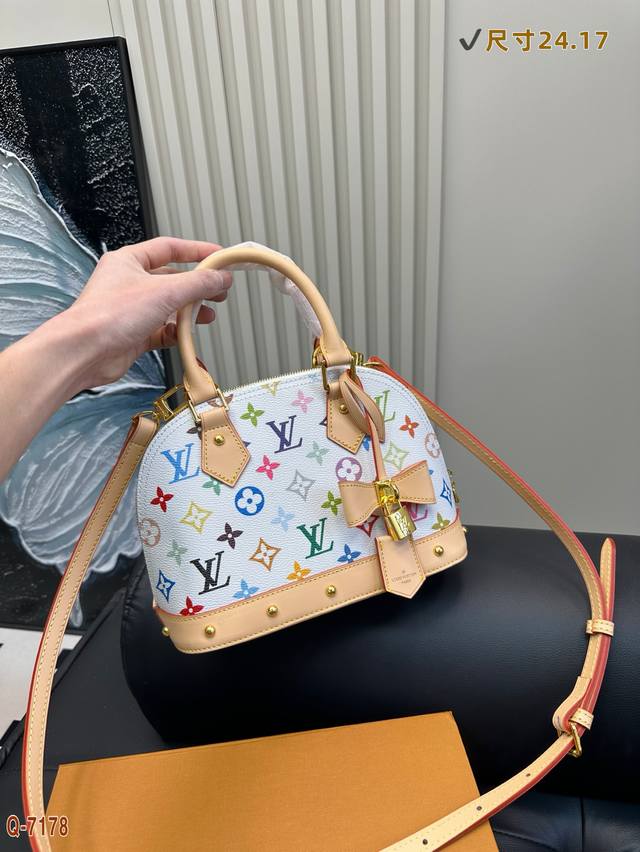 p250 配折叠盒 size: 24.17Cm lv Aima村上隆白彩贝壳包内敛！深沉！有味道！牛皮版本原版五金 这款百搭的经典手袋依然很受现代的青睐！