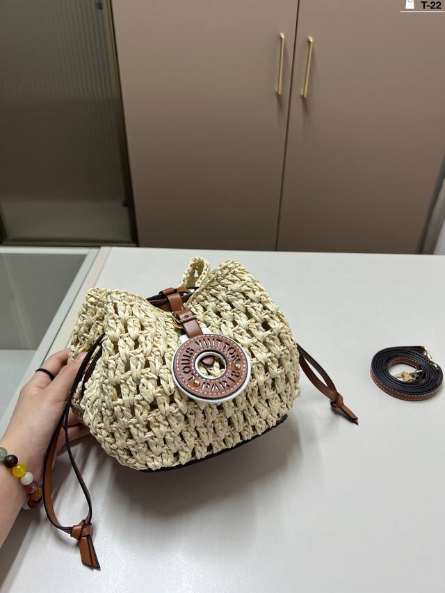 p150 lv 草编水桶包 夏季限定 小巧精致 夏天怎么能少了草编包呢 t-22尺寸14×15飞机盒