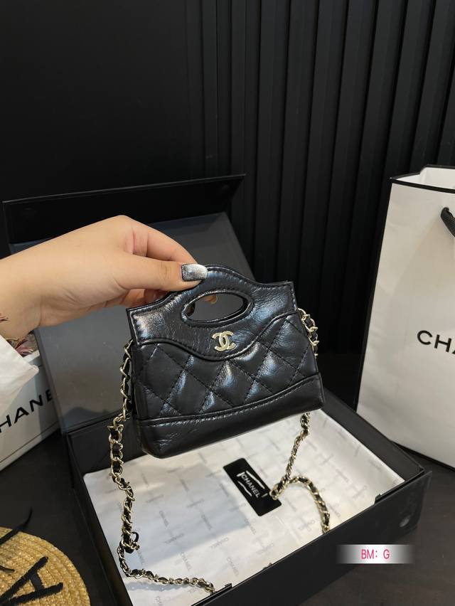 p200 香奈儿迷你Chanel 31Bag Mini链条包 这种独具设计感的经典款很难见到的哇～ 这种颜值的美包简直是遇到了就必背的存在 相比较以前的中古来说