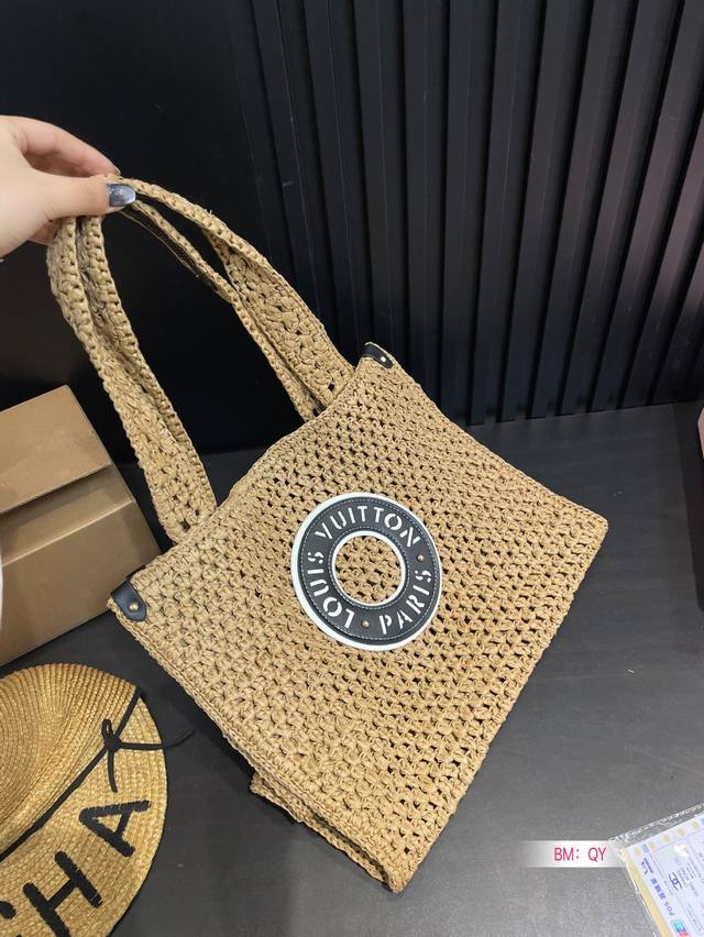 p180 lv 草编 购物袋 来推荐这只阳光草编包 夏季限定 小巧精致 清爽文艺 让你可甜可美 夏天怎么能少了草编包呢 尺寸：36*30
