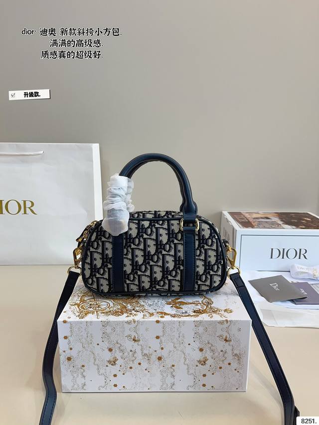 p230配礼盒 d家 新的Dior小枕头包~ 个人觉得 包型真的很耐看！ 又休闲 又优雅！ 现在它很火哦！尺寸：20*6*11Cm 皮肩带很精致哦！
