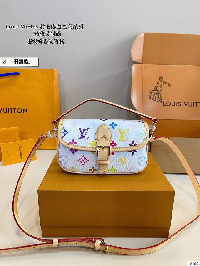 p230配礼盒. Lv 白三彩新款法棍小号出货” 本款Nano Diane为Monogram帆布包身融入皮革包角和传统搭扣等复古元素，复现圆润翻盖和腰带式开合等