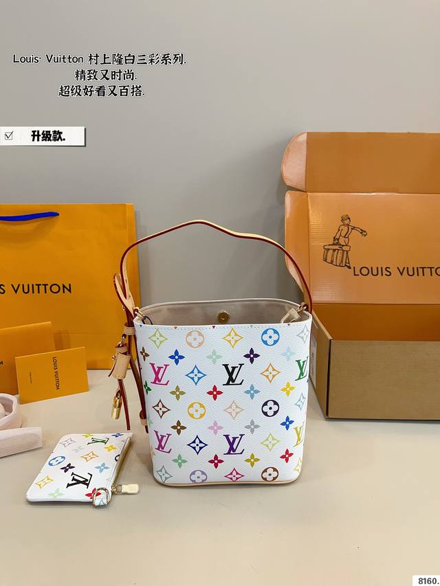 p210配礼盒. lv All Inbb 白三彩水桶包 氛围感满满的一款 任何搭配都能够轻松驾驭 低调有质感 容量也很可尺寸：17*12*18Cm