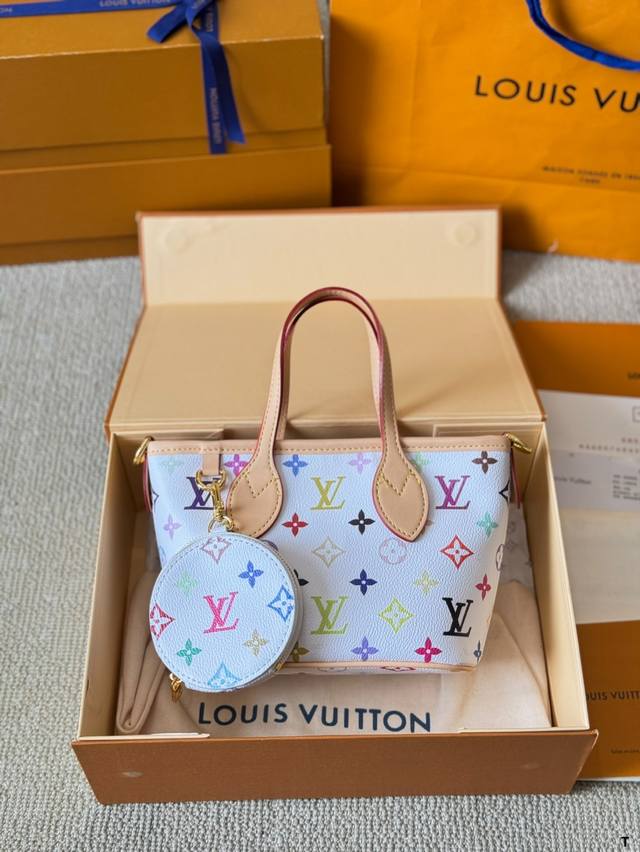 p160 lv路易威登秀款 Atlantis 菜篮子西从直观感受来看，可爱兼慵懒是它给人的第一印象。秀场的模特是将包包的双手提交叉进行展示的，这种背法非常宝藏，