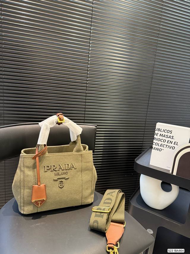 p200 普拉达托特 又是心动Prada托特的一天. 松弛慵懒的Tote包真的爱惨了 普拉达 Tote（购物袋） 上身满满的高级感！ 日常通勤必备哦！ 尺寸：2