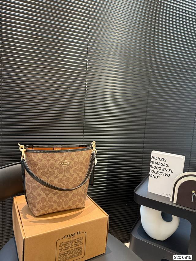 p180 配飞机盒子 Coach 」蔻驰水桶包 coach五月新到的水桶包小小的一只非常可爱 经典图案很有趣味性 虽然是小号的尺寸但是完全满足日常需求的 两条肩 p180 配飞机盒子 Coach 」蔻驰水桶包 coach五月新到的水桶包小小的一只非常可爱 经典图案很有趣味性 虽然是小号的尺寸但是完全满足日常需求的 两条肩