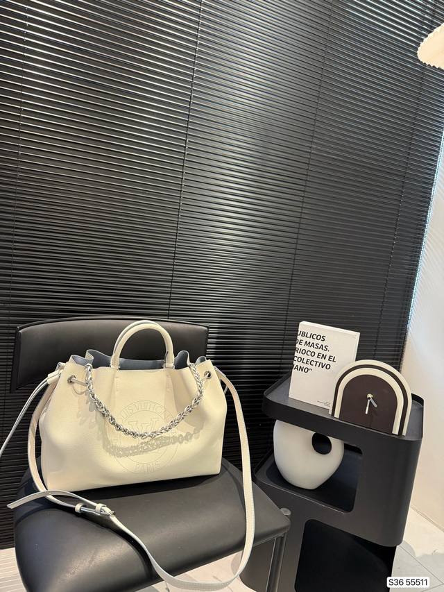 p290 Lv必买包款|Lv水桶包为数不多越看越耐看的包包 拥有超精细打孔的镂空感喜欢高级|不易撞款|柔软细腻| 轻便 易打理包包的女生，此款比入手 尺寸：33