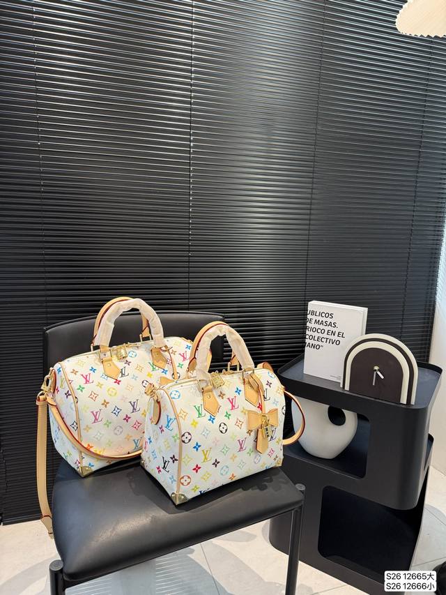 p220 小号带盒子 Lv枕头包 lv尤物人间白三彩真漂亮啊白三彩系列每一只都值得收藏，又可以搭配俏皮可爱下次想试试洒脱一点穿搭彩色老花 五彩缤纷的少女心满出来