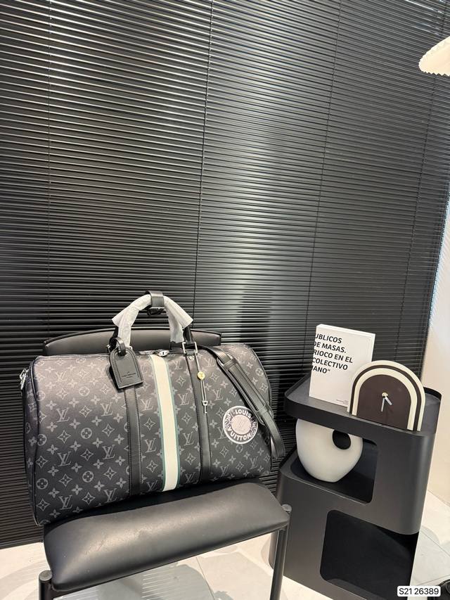 p190 Lv旅行袋 非常具有设计感 简约又精致，细节满满 无论是长途旅行，还是短途郊游，都是超实用的时尚搭配哦！尺寸：50 29 货号26389