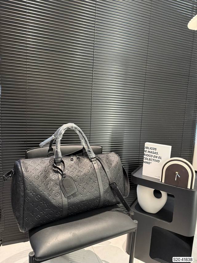 p180 Lv旅行袋 非常具有设计感 简约又精致，细节满满 无论是长途旅行，还是短途郊游，都是超实用的时尚搭配哦！尺寸：50 29 货号41838