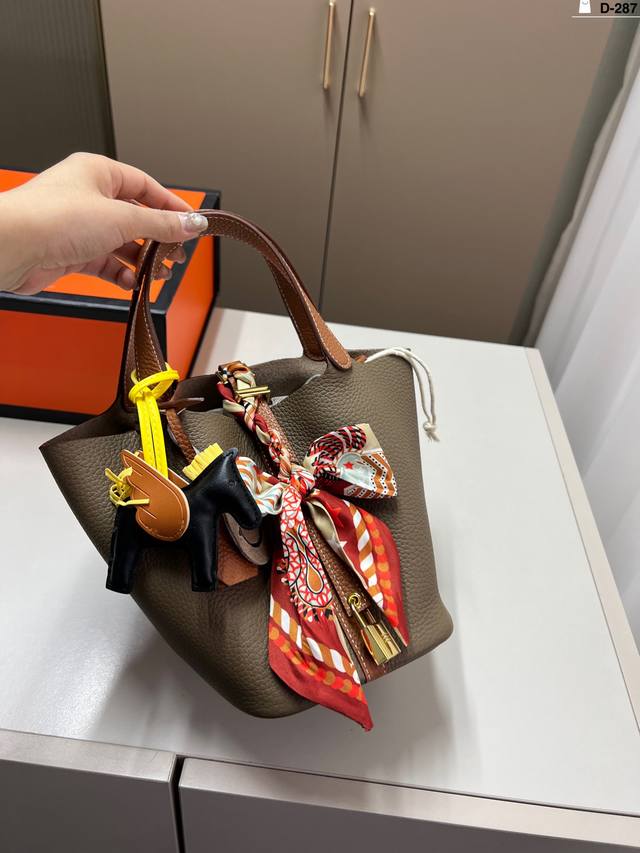 p220（配内胆） hermes 爱马仕菜篮子如果出门仅可以带一个包包，那必然是爱马仕菜篮子奢侈品中的经典之作 d-287尺寸13×18飞机盒