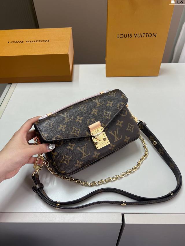 p210（芯片版本） lv老花邮差包 细细看 实用型 隔层多 容量大 非常高级哦！百搭不出错！ l-5尺寸21×12折叠盒