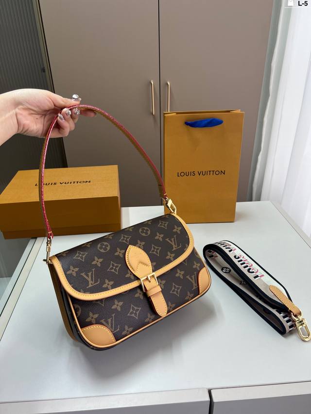 p200（芯片版本） lvdiane老花法棍包走秀款 单肩斜挎腋下包搭配刺绣肩带 配2个肩带 都可以拆卸 l-5尺寸25×15折叠盒