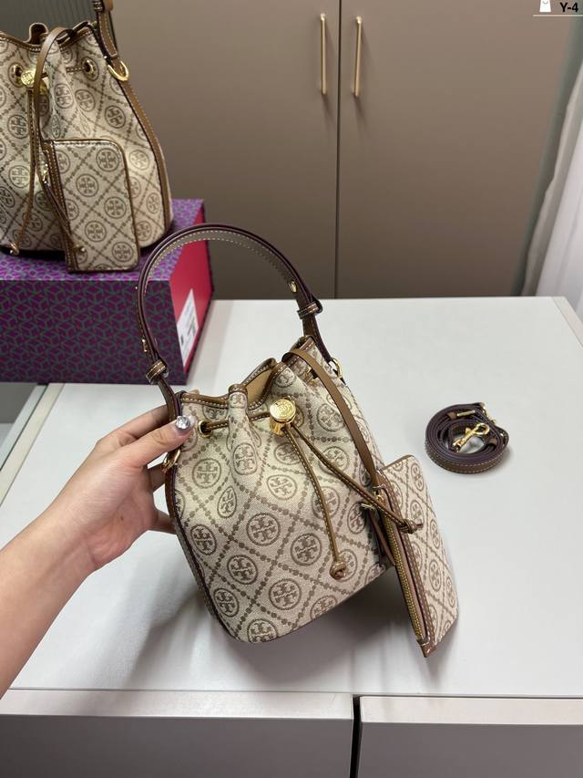 小P200 tb 新款 水桶包 很特别的颜色….颜色高级，精致秀气！真的超舒服！ y-4尺寸15×18/20×21折叠盒