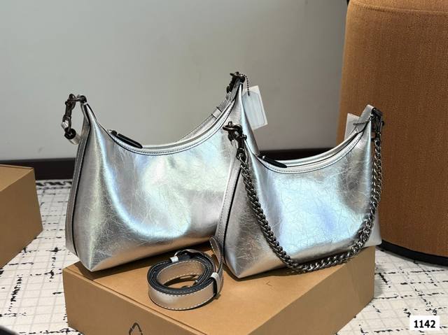 大号P200 小号P190 配盒 蔻驰腋下 |新品Juliet腋下包辣妹风也太酷啦 coach四月新品太好看了叭新出的Juliet包型好好背呀~真的太酷了家人们