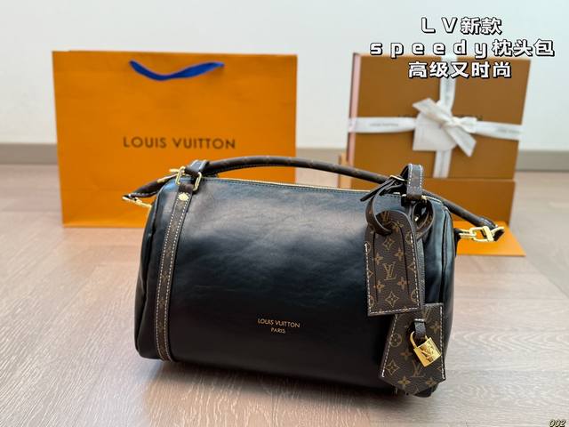 ￥200 lv路易威登新款 speedy Soft 枕头包 配有可拆卸肩带自由转换 手提，肩背或斜挎等各种造型背法 极具松弛感 上身效果时髦好看 尺寸30 18