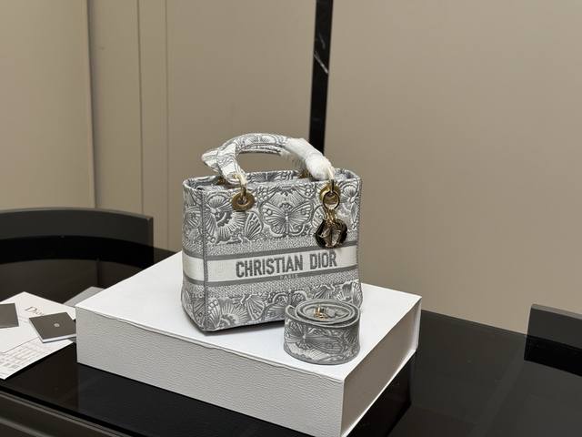 ￥370 配折叠盒 size：24*20Cm 迪奥 刺绣戴妃包 现代休闲且优雅 刺绣宽肩带 特别！特别！！！