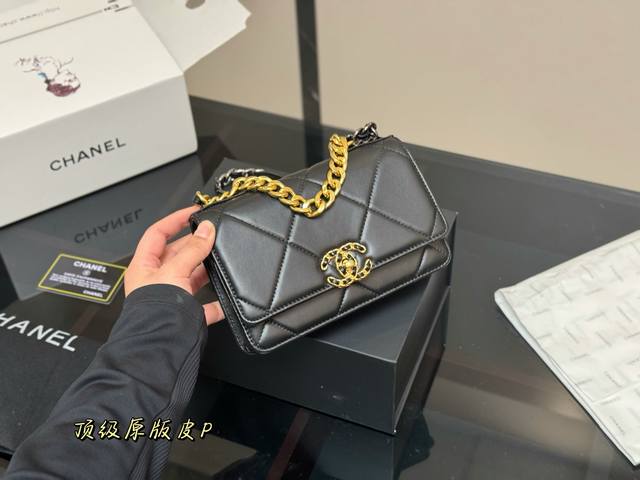 ￥290 折叠盒飞机盒 size ：19*12Cm 香奈儿19Bag发财包 Woc 品质很不错！ 包包有卡位 有暗袋！很实用！