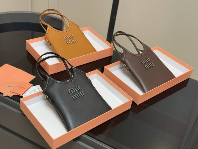 ￥200 配盒 size：20*21Cm miumiu新款托特Tote 今年的风刮的太猛了 老多爆款了！ 这款的版型也太好看了吧！ miumiu 这一季不管是单