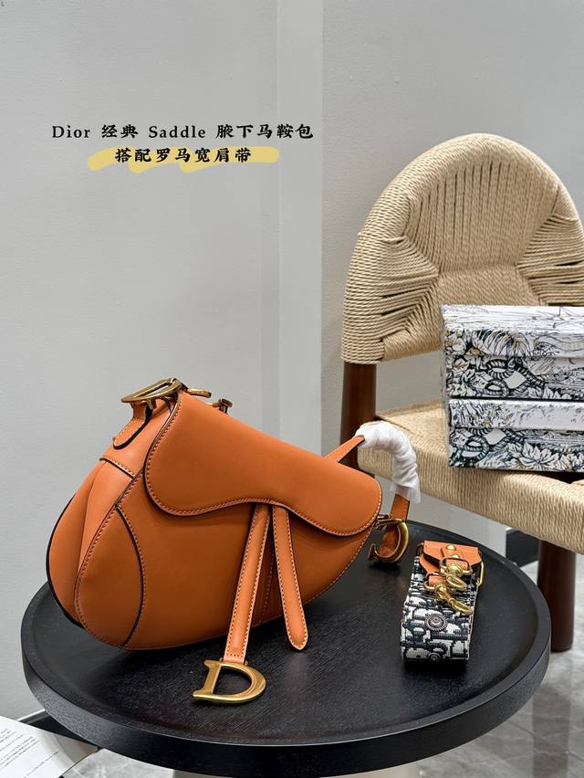 p170 礼盒包装 size:22×20 dior 迪奥Saddle腋下马鞍包 搭配宽肩带 罗马肩带 极简大方，干净利落！ 高级的百搭感～ 复古又潮流，凹造型必