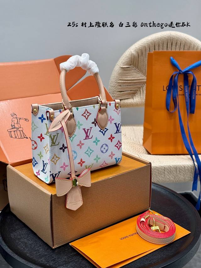 p170 礼盒包装 size：迷你18*15Cm lv 25S村上隆联名款白三彩来啦 白彩Onthego 丛林Tote托特 mini也太可爱了吧！ 更具风格的S