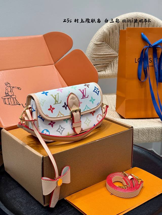 p170 礼盒包装 lv2025村上隆联名白三彩 Mini法棍包 nano Diane .法棍手袋] 是白彩Diane手袋迷你版本。 圆形的翻盖及腰带式磁扣闭合