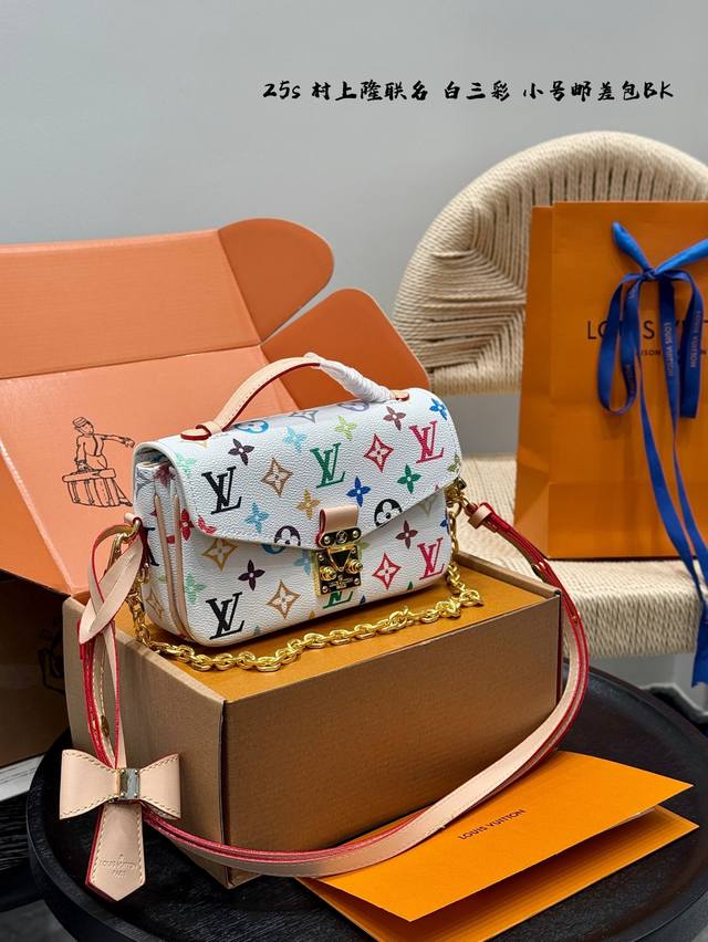 p180 折叠盒 lv 25S村上隆联名款白三彩来啦 metis邮差包白彩 一定要好好看细节看五金看材质 新款邮差小号 East West 最新尺寸 21×13