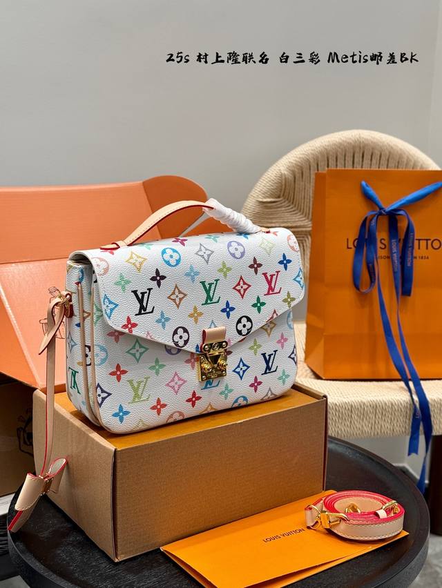 p180 礼盒包装 lv 25S村上隆联名款白三彩来啦 metis邮差包白彩 上身简单又舒服 源自中古包 Sologne 的改良版 整体保留了简洁的包身造型 认