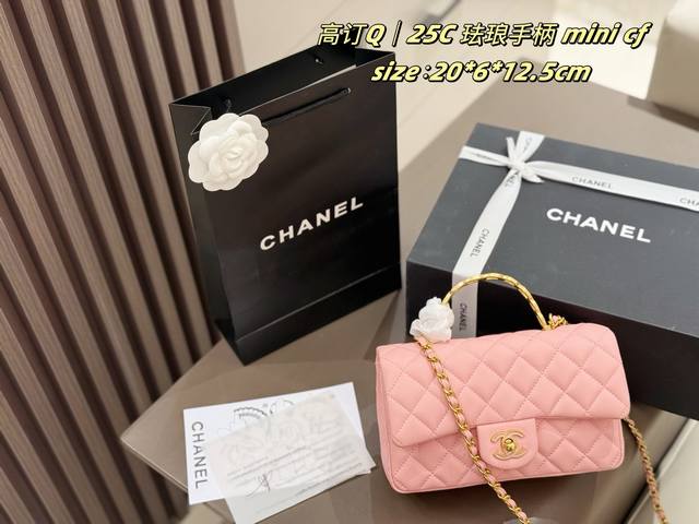 p200 双盒包装 25珐琅扣 手柄Mini Cf 羊皮版 无法抗拒这只小可爱啊啊啊啊 让经典再升级 在基础上搭配了珐琅手柄 多了一分个性跟俏皮