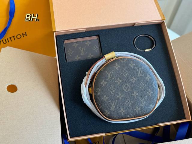 p230（折叠礼盒） size:17×16 超值套盒送礼首选 （包包卡包手环） lv路易威登新款老花圆饼包 圆乎乎的外表越看越爱！ 软软糯糯，手感极好 上身轻便