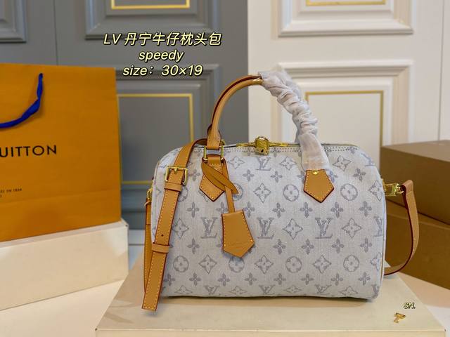 p210（折叠盒） size：30×19 lv 路易威登丹宁牛仔Speedy枕头包 经典重现，轻便又时尚～ 肩带调节，可手提，可拆卸！ 牛仔面料，时尚百搭，超级