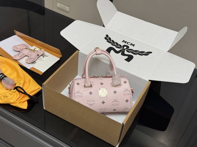 ￥160 配飞机盒 size：18*9.5Cm 原单！原单！ mcm Mini波士顿枕头包 专柜对版五金 来咯 出入专柜无压力 赠送小狗配件