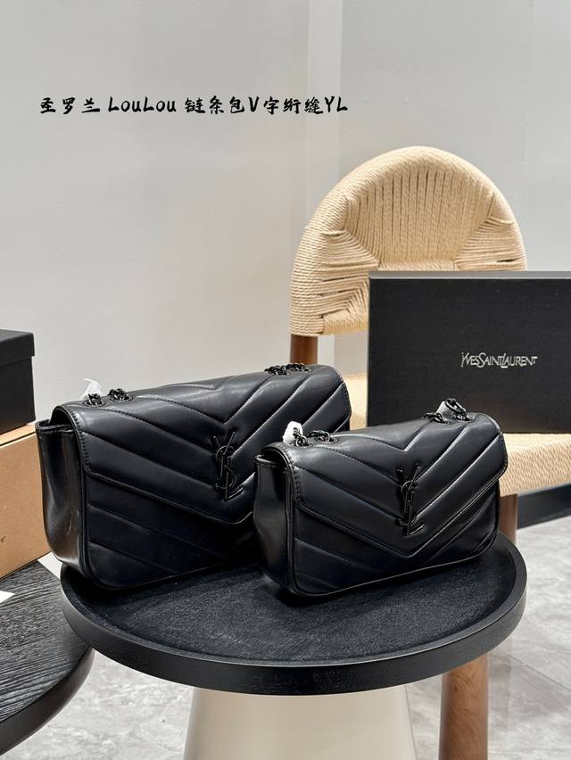 p120P130礼盒包装 圣罗兰 Ysl Loulou 链条包V字纹 单肩包 质感细腻高级，双链条设计，多种背携方式，可以跟据自己的需求来选择。 尺寸： 小号2