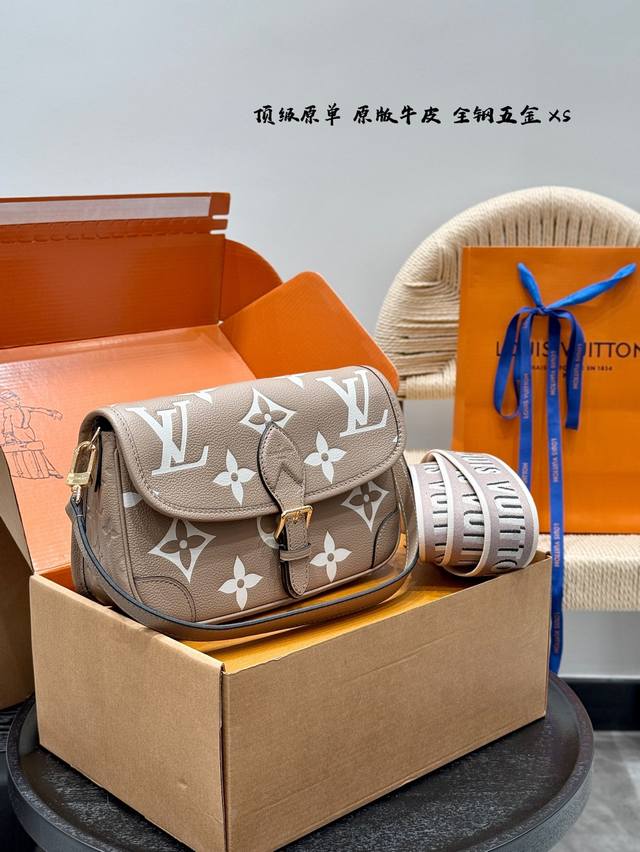 p430 全套礼盒手提袋 原版皮 复刻版！带芯片 lv Diane 法棍包牛皮压花 上身简单又舒服 源自中古包 Sologne 的改良版 整体保留了简洁的包身造