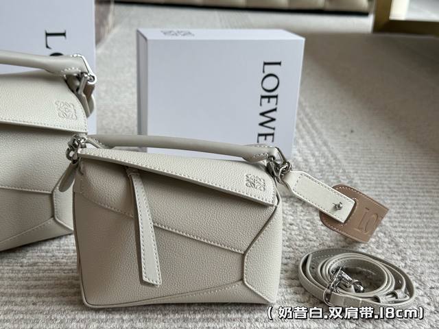 280 310 配盒 尺寸： 18*11Cm（小号） 24*15Cm（大号） loewe 几何包Puzzle 很有质感的颜色， 灰蓝Puzzle Edge很高级