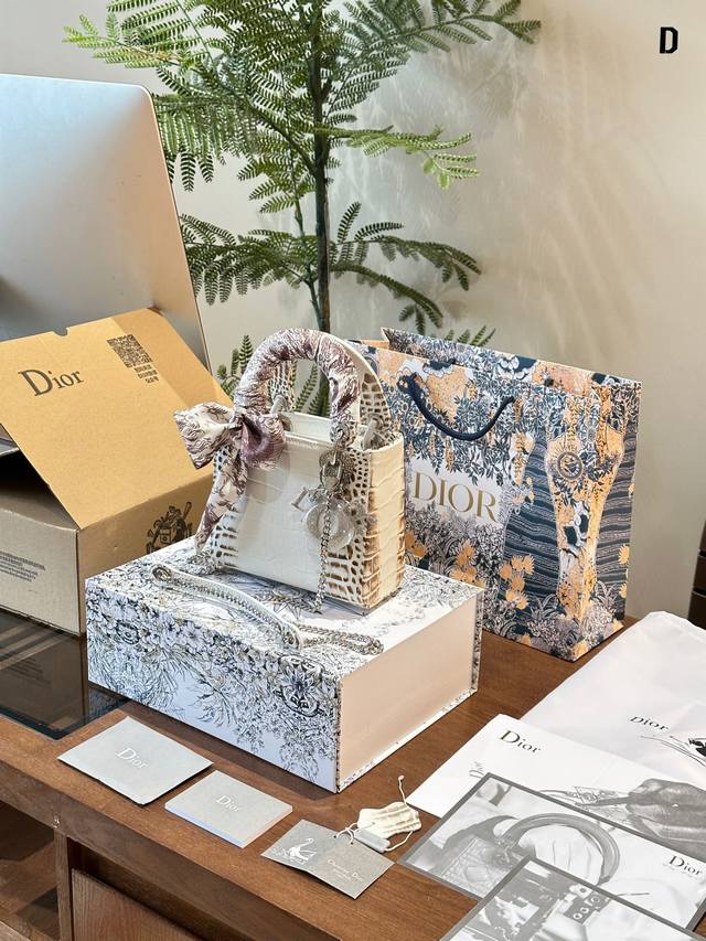 p450 diorlady 喜马拉雅鳄鱼皮戴妃包 由六百颗圆形明亮切割钻石甲打造，包身采用尼罗鳄。独一无二款，光是这些钻就能亮瞎双眼钻石这种美轮美奂的火彩是普通