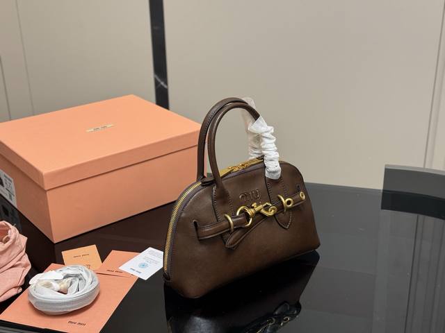 ￥290 配盒 size：28*16Cm miumiu 贝壳包包， 特别喜欢这个的设计！ miumiu的坑真的好仙女好好看！ 真的很有质感！ 可斜挎可手拿可单肩