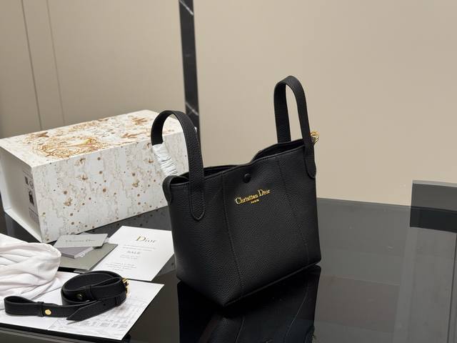 ￥250 牛皮/配盒 size：21*20Cm 迪奥又又又出新包了Signature水桶包 款式简单小巧可调节肩带， 可手提可斜挎！