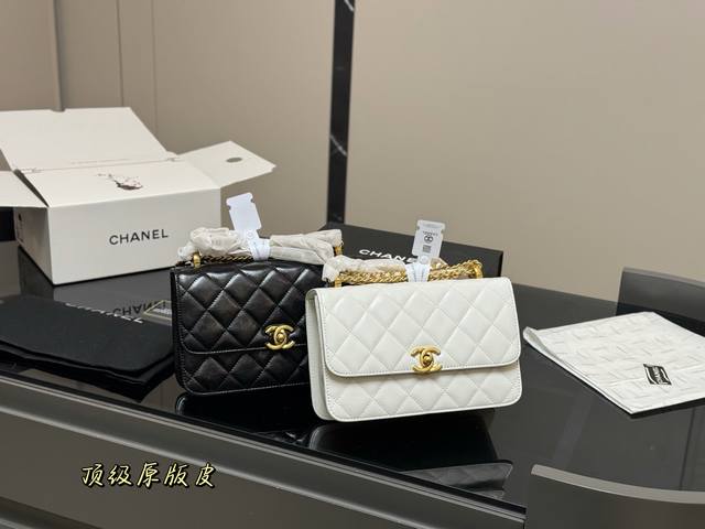 ￥250 配折叠盒 size ：22*14Cm 香奈儿双球发财包 Woc 品质很不错！ 包包 有暗袋！很实用！