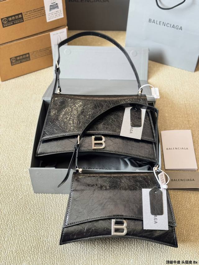 顶级原单 头层皮 P290/P270 balenciaga 秋季新款 Crush 包款強勢登場！独特的标志 性弧线形状造型底部设置一个圆润光滑的拱形弧线，以解构