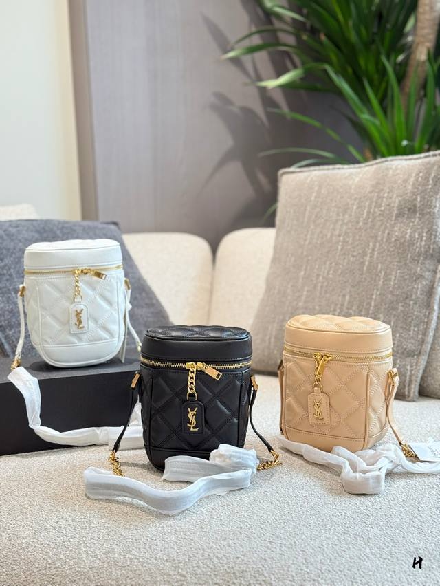 p190 ysl 80's Vanity化妝箱 容量比想像中還大 背帶可調整不挑人 黑金搭配Logo吊牌 精繳又帶點Lady氣息 #台中精品#Ys| #Ysl