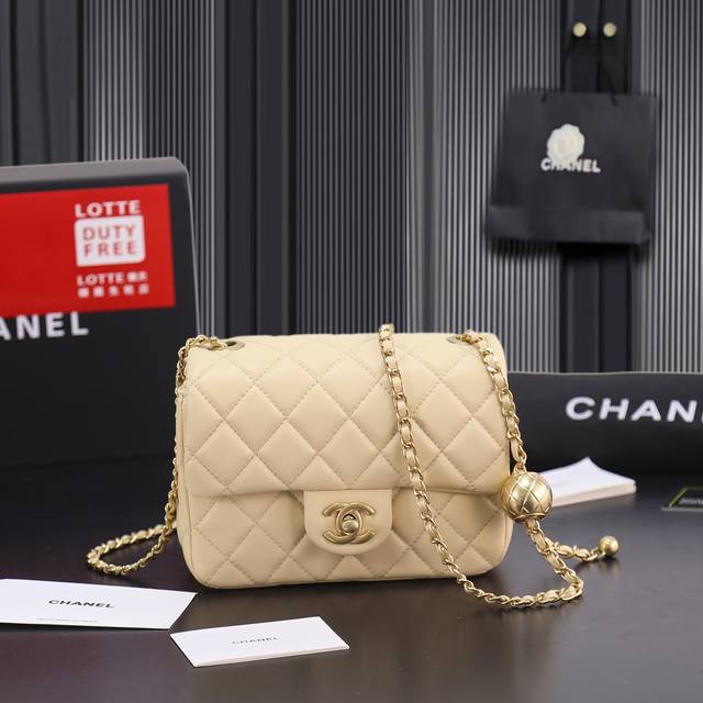 270 回货配全套礼盒 Chane口盖包 这款上身背了之后真的怎么看怎么喜欢 Size是方胖子的感觉 小小方方的 配上可调节链条长度的金属球 感觉更精致了 可以