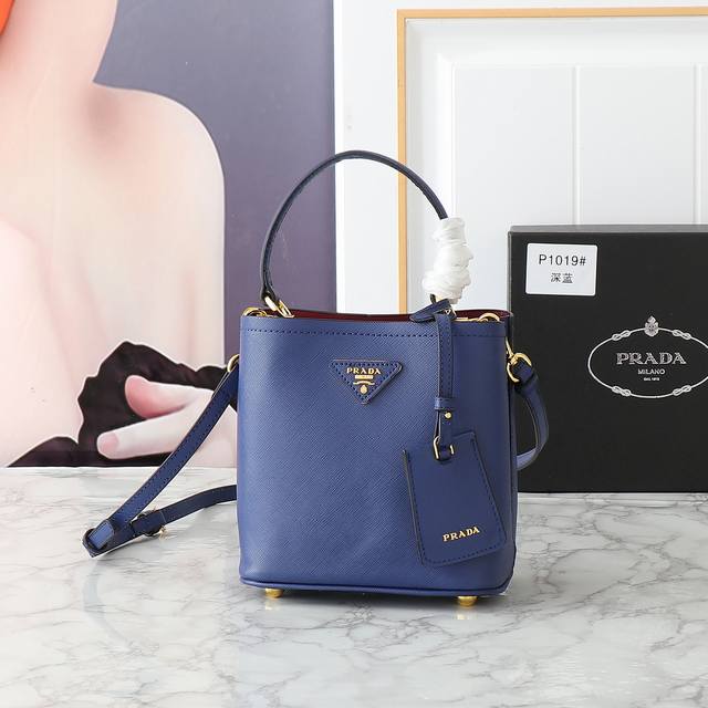 300。回货小号1019 prad*A Double Bucket 水桶包 （普L达）20Fw 专柜美腻新品 原版手掌纹牛皮超洋气咯 最新款可是俘获了不少少女的
