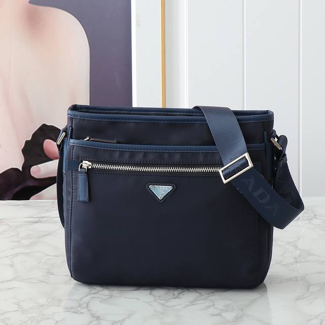 300。新款信使包,专柜官网同步,顶级专柜品质,韩国进口降落伞面料,防水效果十分强悍;原版锦纶里布,原版五金;纯铜电镀三角标徽;媲美专柜无压力,尺寸:26/24 300。新款信使包,专柜官网同步,顶级专柜品质,韩国进口降落伞面料,防水效果十分强悍;原版锦纶里布,原版五金;纯铜电镀三角标徽;媲美专柜无压力,尺寸:26/24